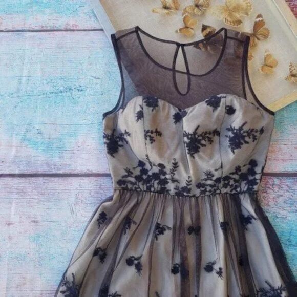 Modcloth Geode Cherished Charm Embroidered Lace Sweetheart Fit & Flare‎ Dress S - Picture 4 of 7